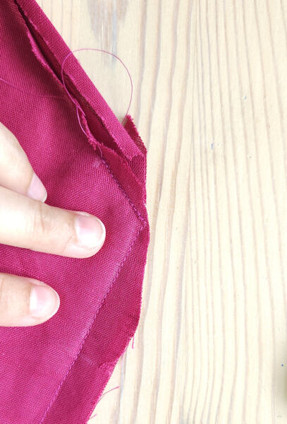 Schneiden Sie die Zugaben in der Ecke bis nahe an die Naht ab. Sommerkleid aus Leinen – Nähen